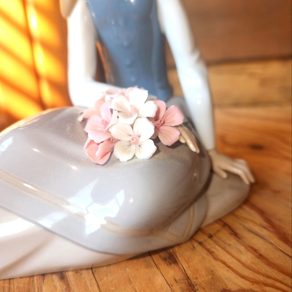 LLADRO "NOSTALGIA" #5071 YOUNG GIRL WITH FLOWERS - Picture 10 of 12